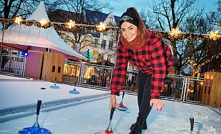Schön frostig war’s gestern zur Eröffnung des Weihnachtsmarktes. Auf dem Klosterplatz testet Vanessa Durakovic die neue große Eisstockbahn. Sie besteht aus Kunststoffplatten mit eingepresster Kühlflüssigkeit und funktioniert ohne Wasser und Strom. - Barbara Franke