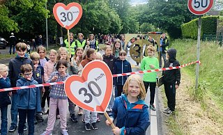 Noch ist 50 erlaubt auf der Babenhauser Straße in Höhe der Grundschule. Mit Plakaten und Pfeifen demonstrierten Kinder und Eltern jetzt für Tempo 30. - Ivonne Michel