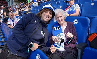 Valentin Scharf, hier mit seiner Oma Edith Lübbe im Stadion, ersteigerte einen von zwei Plätzen für das Abschiedsspiel von Arminia-Legende Fabian Klos. - privat Valentin Scharf, hier mit seiner Oma Edith Lübbe im Stadion, ersteigerte einen von zwei Plätzen für das Abschiedsspiel von Arminia-Legende Fabian Klos. - privat