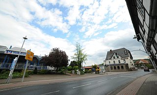 Anstelle der Volksbank-Filiale und des ehemaligen Hotels Deeke an der Mindener Straße in Pr. Oldendorf will Edeka einen neuen Markt bauen. - Joern Spreen-Ledebur