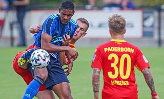 SCP-Kapitän Uwe Hünemeier (hinten) liefert sich hier ein Duell mit Ajax-Stürmer Sébastian Haller. Beide Akteure trugen sich in die Torschützenliste ein. - jonek.fotografie.de