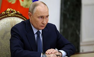 Putin fordert bei der Rede vor Militärs und Beamten des Rüstungskomplexes die Serienproduktion der neuen Rakete. - Vyacheslav Prokofyev/Pool Sputnik Kremlin/AP/dpa