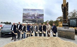 Sascha Gelhot (v. l.), Volker Schäfers, Joka Rehage, Georg Gomolka, Dietrich Honervogt, Thomas Illner, Jörg Cheung, Ulrich Hofmann und Daniel Bockholt beim Spatenstich für das neue Porsche-Zentrum. - Josefin Stein