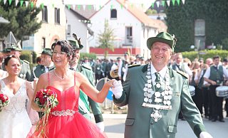 Strahlendes Königspaar: Peter und Monika Müller regieren die Bergheimer St.-Sebastianus-Bruderschaft und werden vom Schützenvolk bejubelt. - Burkhard Battran