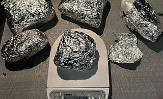 Die fünf Pakete mit dem sichergestellten Kokain: Das Paket auf der Waage hatte ein Gewicht von 110 Gramm. Foto: - Hauptzollamt Bielefeld