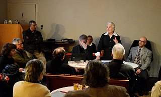 Bei ihrer Rede in Berlin: Die Vlothoerin Ursula Haverbeck leugnet erneut den Holocaust. - Foto: Julian Feldmann
