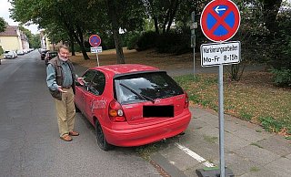 Illegale Müllentsorgung: So bewertet Walter Söte das Uralt-Auto, das 1,5 Jahre lang an der Mühlenstraße stand. Dann kam das Mini-Halteverbot. - Kurt Ehmke