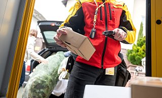 Für den sicheren Versand von Weihnachtsgeschenken sollten stabile Kartons ohne alte Etiketten sowie ausreichend Polstermaterial verwendet werden. - Sebastian Gollnow/dpa/dpa-tmn