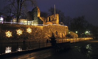 Die zu Weihnachten stimmungsvoll beleuchtete Burgruine muss kräftig saniert werden. - Stadt Bad Lippspringe