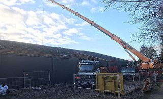 Am Seil des Autokrans hängt die Arbeitsplattform, mit der das Dach demontiert wird. Aus Sicherheitsgründen war es nicht möglich, die Plattform zu fotografieren. - Dirk Windmöller