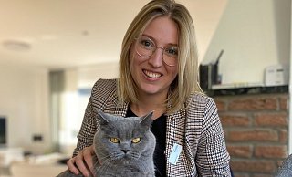 Bürgermeisterin Sarah Süß mit Katze Molly, die bei der Homestory unbedingt dabei sein wollte.  - Frank Jasper