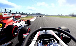 Gerade weil sich die Formel 2 Wagen etwas langsamer, aber auch unkomplizierter fahren lassen, ist die Rennserie ein netter Zusatz, den wir nicht mehr missen möchten. - Codemasters