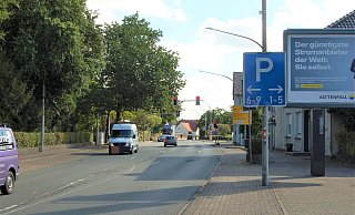Aus Richtung Bad Holzhausen wird die Zufahrt zu den Parkflächen über die Eikeler Straße/Bergstraße (K 60) geleitet. - Sandra Spieker