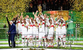 VfB-Kapitän Atakan Karazor streckte den Pokal als Erster in den Berliner Nachthimmel. - Bernd Weißbrod/dpa