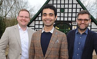 Ali Chaudhry (Mitte) bewirbt sich für die SPD um das Bürgermeisteramt in Pr. Oldendorf. Über die Kandidatur freuen sich auch Marvin Schrodke (l.), Vorsitzender der SPD Pr. Oldendorf, und Jan Hendrik Maschke, Vorsitzender der SPD-Ratsfraktion.?Foto: Joern Spreen-Ledebur - Joern Spreen-Ledebur