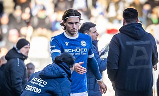 Es zeichnet sich ab, dass Arminia-Trainer Mitch Kniat (r.) Stürmer Roberts Uldrikis in absehbarer Zeit wieder auf dem Platz begrüßen kann. - Sarah Jonek