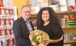 Bürgermeister Thomas Meyer gratuliert Arzu Ipek zur Wiedereröffnung des Spielwarengeschäfts Memories. - Jan-Henrik Gerdener