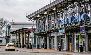 Von der Haustür zum Check-in: So wird für das Angebot am Paderborner Flughafen geworben. - Jens Reddeker