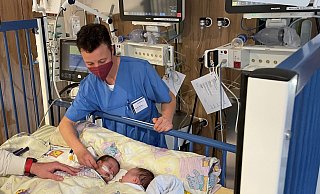 Intensivpflegerin Nadine Mertins versorgt Zwillingsschwestern auf der Intensivstation der Kinderklinik Bethel, die sich zwei Wochen nach ihrer Geburt von einer RSV-Infektion erholen müssen. - Carolin Nieder-Entgelmeier
