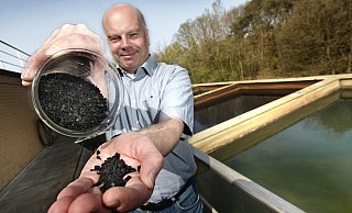 Putzhagen-Betriebsleiter Karl-Heinz Schröder war vor einiger Zeit mit den Tests mit Aktivkohle sehr zufrieden. - Patrick Menzel