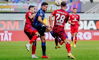 SCP-Akteur Marcel Hoffmeier wird von den HSV-Spielern Ludovit Reis (l.) und Miro Muheim in die Zange genommen. - Besim Mazhiqi