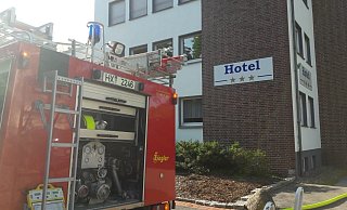 Wegen einer unklaren Rauchentwicklung mussten 15 Hotelgäste in Bad Driburg das Gebäude verlassen. - Burkhard Battran