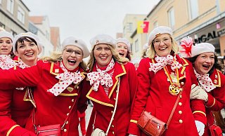 Beste Stimmung in Rietberg: Mehr als 15.000 Jecken drängten sich in die historische Altstadt, um die Wagen und Gruppen des Umzugs zu feiern. - Lena Vanessa Niewald