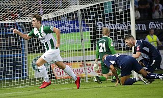 Am 9. August drehte Nick Flock nach seinem 1:1-Tor in der Nachspielzeit jubelnd ab. Maik Rubzov, Leon Tia und Simon Schubert waren entsetzt. - Henrik Martinschledde