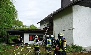 Rund 60 Feuerwehrleute bekämpften am Pfingstmontag einen Brand im Obergeschoss des Empfangsgebäudes im früheren Hotel im Aatal. - Ralph Meyer