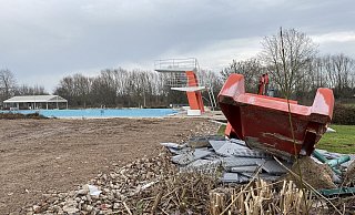 Die Bagger sind angerückt. Die Umbauarbeiten am Freibad Gehlenbeck haben begonnen. - Heike von Schulz