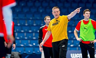 Handball-Bundestrainer Alfred Gislason (M) gibt die Richtung vor. - Foto: Sascha Klahn/dpa