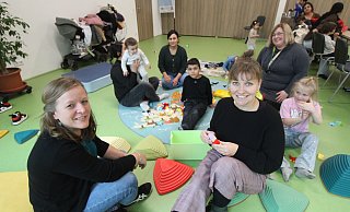Einrichtungsleiterin Friederike Kneip (vorne, v.l.) und Pia Nacke (r.) mit Familien im Mehrzweckraum. Im Hintergrund sind die Irakerin Sheima Ebed (2.v.l.) und Mitarbeiterin Juliane Mische (r.) zu sehen. - Sylvia Tetmeyer