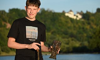 Der 15 Jahre alte Benedikt findet in der Weser bei Beverungen und Höxter unter anderem eine Bleikristallvase. - Thomas Kube
