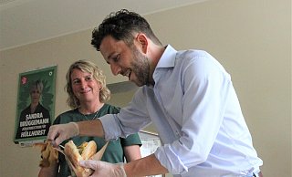 Der Bundesvorsitzende Felix Banszak bereitet einen veganen Döner zu. Er war in jetzt in Hüllhorst zu Gast. - Klaus Frensing