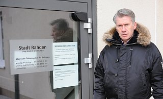 Die Rahdener Stadtverwaltung hat die Mannschaft im Rathaus reduziert. Der Krisenstab mit Bürgermeister Bert Honsel an der Spitze tagt täglich. - Joern Spreen-Ledebur