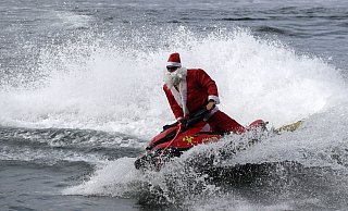 Der als Nikolaus verkleidete Feuerwehrmann ist Rettungsschwimmer (Foto aktuell). - Bruna Prado/AP Photo/dpa
