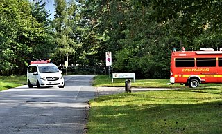 Feuerwehrfahrzeuge auf dem Weg zum Einsatzgeschehen auf dem Gelände der Justizvollzugsanstalt im Hövelhofer Ortsteil Staumühle. - Raphael Athens