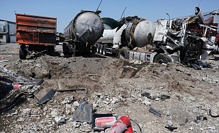 Zerstörte Lastwagen am Rand eines Kraters in der Nähe von Saporischschja. - Andriy Andriyenko/AP/dpa