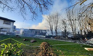 In der Steinheimer Ortschaft Eichholz standen mehrere Garagen in Flammen. - Madita Schellenberg