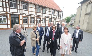 Ortstermin: Ministerin Ina Scharrenbach ließ sich von Bürgermeister Bert Honsel und Barbara Pankoke vom Denkmalschutz des Landschaftsverbandes über den Rahdener Kirchplatz und dessen historische Bebauung informieren. - Joern Spreen-Ledebur