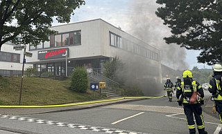An der Deckertstraße in Bielefeld-Gadderbaum war die Feuerwehr im Einsatz. Mehrere Autos wurden schwer beschädigt. - Paul Brinkmann