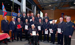 Sie halten der Paderborner Feuerwehr bereits seit Jahrzehten die Treue und wurden besonders geehrt. Seit 70 Jahren sind bereits Anton Ising (vorn) und Wilfried Terfort (2. v. r.) dabei. Die Ehrungen nahmen Landrat Christoph Rüther (2. v. l.) und Bürgermeister Michael Dreier (r.) vor. - Ralph Meyer