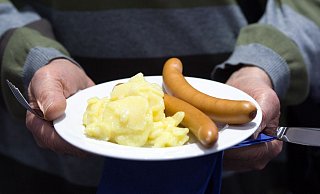 In vielen Familien ein Klassiker an Weihnachten: Würstchen mit Kartoffelsalat. - picture alliance / Soeren Stache/dpa