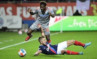 Kelvin Ofori setzt sich in dieser Szene gegen den Kieler Lewis Holtby durch. Doch Bilder wie diese hatten am Freitagabend absoluten Seltenheitswert. - IMAGO/Holsteinoffice