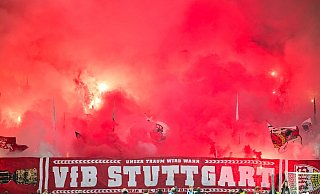 Das Feuerwerk kommt den VfB Stuttgart teuer zu stehen. - Sebastian Gollnow/dpa