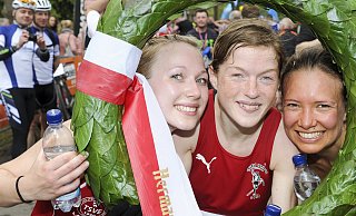 Siegerlächeln: Gewinnerin Hilde Aders (Mitte) mit der Zweiten Maja Weiffen (rechts) und der Dritten Stefanie Fritzemeier. FOTO: WEISCHE