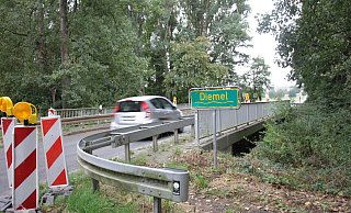 Vorbereitungen: Warnbaken an der Diemelbrücke zwischen Ossendorf und Wethen warten auf ihren Einsatz. - Dieter Scholz