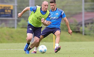 Seit Sonntag trainiert Stürmer Sven Michel (l.), hier im Duell gegen Marcel Hoffmeier, wieder beim SC Paderborn. - Oliver Krato