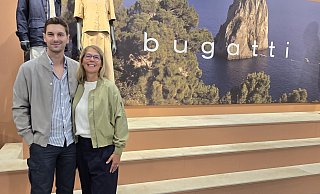 Nicole Jäger und ihr Kollege Viktor Schneider (Head of Wholesale International) von Bugatti kennen jedes einzelne Kollektionsteil und können viel dazu sagen. - Heidi Hagen-Pekdemir