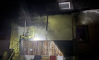 Die Feuerwehr Höxter beim Einsatz in der Nacht zu Heiligabend bei einem Balkonbrand in Höxter. - FFW Höxter